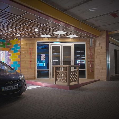 Advenus Hotel Львов Экстерьер фото