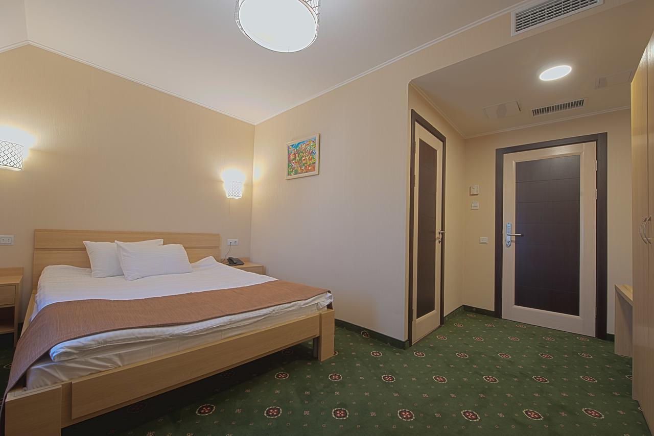 Advenus Hotel Львов Экстерьер фото